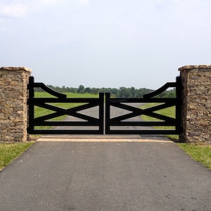 Simple Ranch Design Metal Driveway Gate – Farm Gates | Heavy Duty Entrance Gate| Made in Canada– Model # 712E