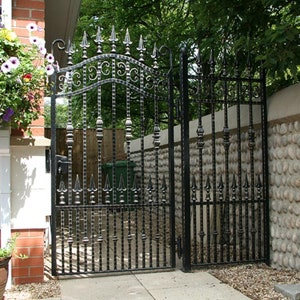 Modern Doodle Design Wrought Metal Back Yard Gate | Classic Fabrication Iron Fence Yard Gate | Made in Canada – Model # 873E