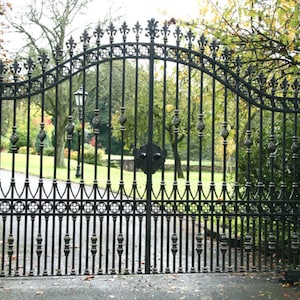 Hambledon Wrought iron gates – Dual Swing Driveway Gate | Classic Fence Design Entry Gate | Made in Canada – Model # 483E