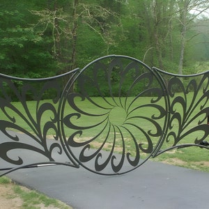 Modern Geometric Structure Entrance Gate | Beautiful Dual Swing Driveway Gate | Made in Canada – Model # 086E
