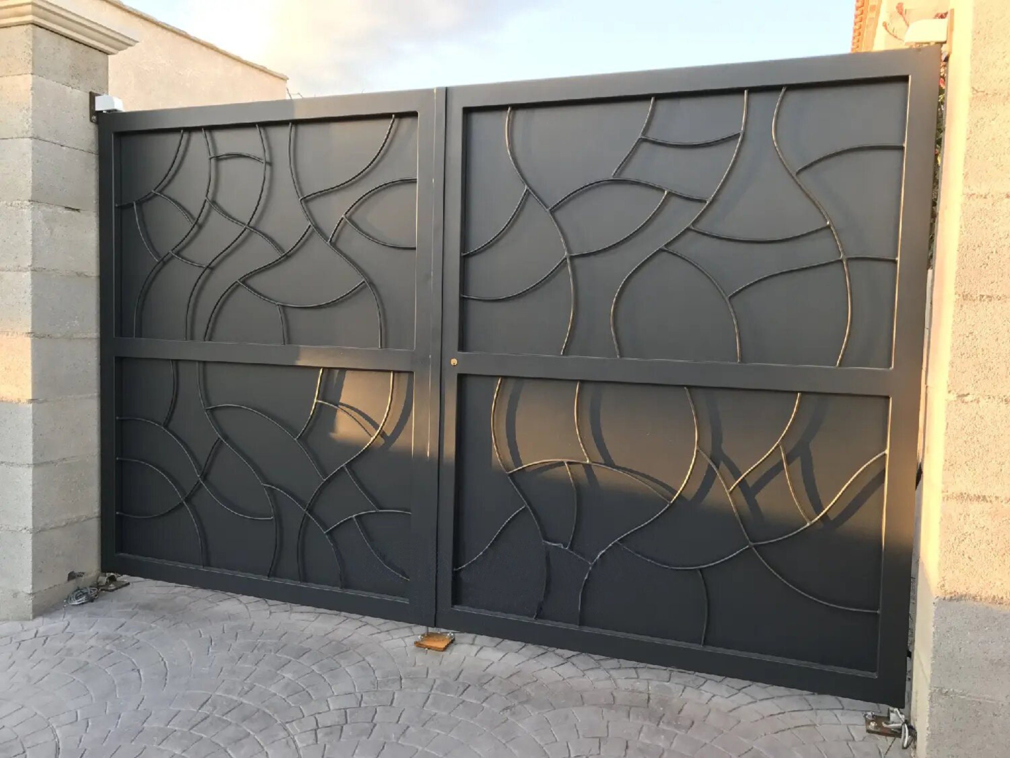 Modern Entry Gate Beautiful Abstract Design Heavy Duty Metal Gate Made