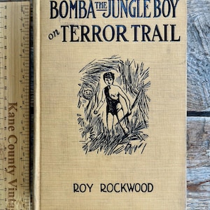 Mycket bra vintagetryck från 1934 av "Bomba djungelpojken på terrorspår, eller De mystiska männen från himlen" av Roy Rockwood; pojklitteratur