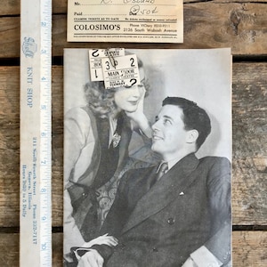 Puede incluir: Fotografía en blanco y negro de una pareja, un hombre y una mujer, sentados juntos. La mujer lleva un vestido y el hombre lleva un traje. La foto es de un programa de teatro vintage para el Harris Theatre de Chicago. El programa también incluye el texto "Chicago Stagebill".