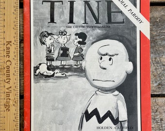 Millésime extrêmement rare (7 mai 1963) Parodie du cadran solaire « Tine » du magazine Ohio State ; complet, bon état ; humour universitaire, publicités ; assez drôle !