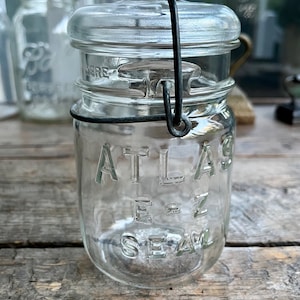 アンティーク 1930 年代のパイント透明ガラス製 Atlas E-Z Seal 缶詰ジャー、ワイヤー製の留め具と蓋付き、乾物、キャンドル、果物に最適、コテージコア ファームハウス