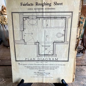 Pode incluir: Diagrama de planta arquitetônica vintage para acessórios de banheiro Fairfacts China. O diagrama mostra um layout de banheiro com banheira, chuveiro, vaso sanitário e pia. O texto inclui o nome e o endereço da empresa em Nova York, EUA.