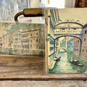 Conjunto de 2 raros cartões postais italianos originais dos anos 1910/20 de Alberto Traldi de Milão; vistas de Veneza, Ponte dos Suspiros, Palazzo Ca d'Oro, canais