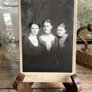 Schöne antike 1899 Fotoschrank Karte Alma V. Johnson von Wicker Park, Chicago, Illinois, mit zwei Freunden junge Frauen im College-Alter, Teenager