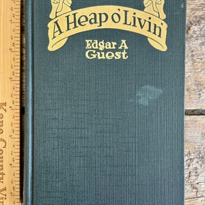 Zabawny tomik poezji do czytania na głos; zabytkowe (1916) wydanie „A Heap o' Livin'” autorstwa Edgara A. Guetta, „poety ludu”; bardzo czysty egzemplarz