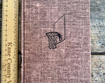 Lustiges Vintage-Buch (1957) für einen Basketballfan „Tournament Crisis“ von Clair Bee; Eine Sportgeschichte von Chip Hilton; 1. Auflage; Tolle Spitznamen aus den 50ern