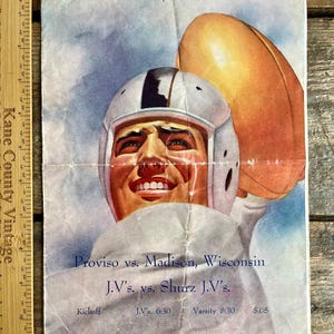 Könnte beinhalten: Ein Vintage-Programm für ein American-Football-Spiel vom 18. September 1953 mit einer Schwarzweißillustration eines Footballspielers mit Helm, der einen Football hält. Das Programm bewirbt ein Spiel zwischen Proviso und Madison, Wisconsin, wobei die J.V.-Teams um 18:30 Uhr und die Varsity-Teams um 20:30 Uhr spielen. Das Programm kostet 0,05 $.