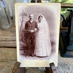Originele fotokastkaart uit de vroege jaren 1890 van Uncle Jim and Tante Stella - Winsor Studio, Galesburg, Knox County, Illinois; trouwfoto IL