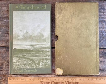 Vintage (ca. 1946) 'A Shropshire Lad' in zeer goede staat (ca. 1946) van A.E. Housman, uitgegeven door Golden Eagle Press; in originele gouden cassette!