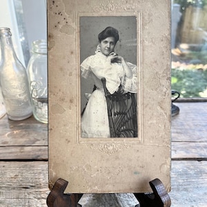 ¡Perfecto para estudiantes de moda! Tarjeta de gabinete original de c. 1905 con funda de codo de mujer joven y silla de mimbre con retrato de mujer (¿Heywood?) Springfield OH