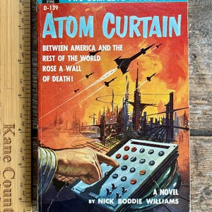 Może przedstawiać: Okładka książki w miękkiej oprawie w stylu vintage "Atom Curtain" z ilustracją science fiction w stylu retro. Okładka przedstawia futurystyczne miasto, odrzutowce i tekst "Between America and the Rest of the World Rose a Wall of Death!"