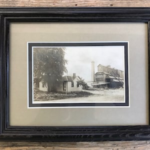 RPPC antico incorniciato professionalmente Danforth, contea di Iroquois, Illinois IL; rara cartolina vintage del 1909 circa Farmers Grain Elevator; ha il vetro UV