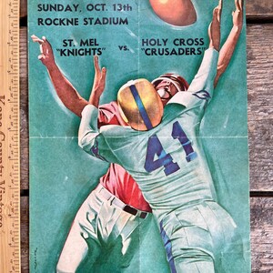 Könnte beinhalten: Ein Vintage-Plakat für ein Footballspiel, das ein Spiel zwischen St. Mel "Knights" und Holy Cross "Crusaders" am Sonntag, den 13. Oktober im Rockne Stadium bewirbt. Das Plakat zeigt eine dramatische Illustration von zwei Footballspielern in Aktion, einer in einem rot-weißen Trikot und der andere in einem blau-weißen Trikot.