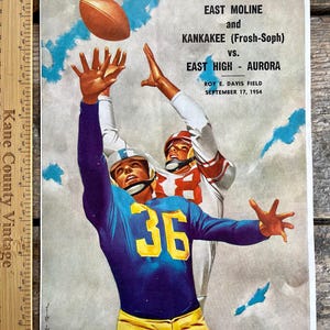 Könnte beinhalten: Vintage-Plakat, das ein American-Football-Spiel zwischen East Moline und Kankakee (Frosh-Soph) gegen East High - Aurora bewirbt. Das Plakat zeigt eine farbenfrohe Illustration von zwei Footballspielern in Aktion, einer in einer blauen und gelben Uniform mit der Nummer 36, der andere in einer roten und weißen Uniform. Das Spiel ist für den 17. September 1954 im Roy E. Davis Field angesetzt.