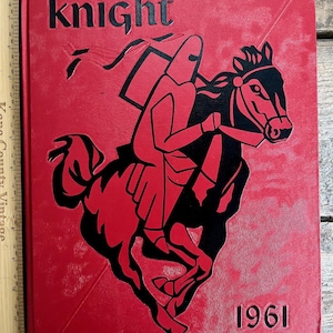 Anuario antiguo de 1961 "Knight" de la escuela secundaria St. Mel, Garfield Park, Chicago, Illinois; con parches del año de graduación de la universidad y cintas del Cuadro de honor