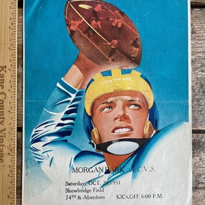 Könnte beinhalten: Ein Vintage-Plakat, das ein Fußballspiel zwischen Morgan Park und C.V.S. am 20. Oktober 1951 auf dem Shewbridge Field bewirbt. Das Plakat zeigt einen blau-gelben Fußballspieler, der einen Fußball vor einem blauen Hintergrund hält.