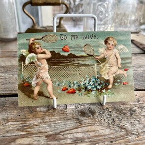 Cartão postal de fantasia incrível do Dia dos Namorados - item antigo original (1908); corações, flores, querubins jogando tênis! Cartão em relevo "To My Love"