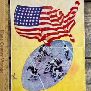 Könnte beinhalten: Vintage Football-Spielprogramm mit einer stilisierten amerikanischen Flagge in Rot, Weiß und Blau, geformt wie die Vereinigten Staaten. Das Programm enthält eine Illustration eines Footballfeldes mit Spielern und dem Text "FOOTBALL Hyde Park vs. Calmet Friday, October 3, 8:00 P.M."