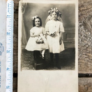 Très jolie carte postale ancienne avec photo réelle (1910), deux soeurs en blanc : Margaret et Evangeline Nary de Minneapolis MN ; Première communion, fleurs