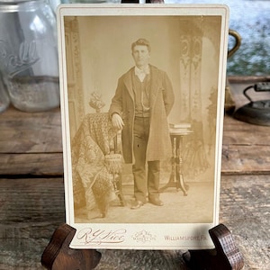 Antica (c. 1894) cartolina raffigurante un giovane elegante con papillon e redingote. Studio fotografico R. Y. Nice a Williamsport, PA - Buck, Seitzer