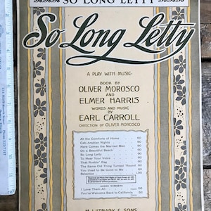Puede incluir: Una portada de partitura musical vintage para una obra con música llamada "So Long Letty". La portada presenta un diseño floral verde y blanco con un fondo a rayas amarillo y gris. El título está escrito en letras grandes, negritas y verdes. La obra fue escrita por Oliver Morosco y Elmer Harris, con música de Earl Carroll.