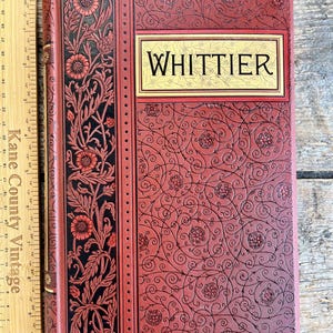 Piękny, zabytkowy tomik poezji z 1892 r. zatytułowany „The Poetical Works of John Greenleaf Whittier” z ilustracjami; z misterną, śliczną okładką w kolorze czerwonym i złotym!