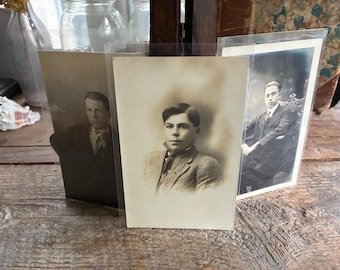 Set van 3 niet-geïdentificeerde originele antieke RPPC's uit de jaren 1910 van jonge mannen in Michigan (Allegan, Kent of Barry County) uit de Jackson-Robinson collectie.