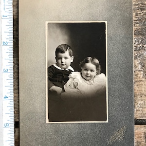 Antikes (um 1902) Foto Charles & Frances Colburn, La Crosse, Wisconsin; süßes Bruder und Schwester; Gebrüder Motl Studio; Geschwister Kleinkinder