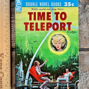 Könnte beinhalten: Vintage Taschenbuch mit dem Titel "Time to Teleport" von Gordon R. Dickson. Das Cover zeigt eine Retro-Sci-Fi-Illustration mit dem Gesicht einer Frau in einem leuchtenden Kreis, Figuren in futuristischen Stühlen und dem Text "Double Novel Books 35c".