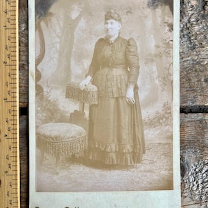 Estudio fotográfico rural poco común de Pensilvania. Tarjeta de gabinete antigua (década de 1880) de una mujer mayor de la familia Buck o Seitzer; Queen Gallery, Montgomery, condado de Lycoming