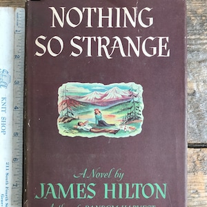 Originalt inbundet vintageexemplar (1947) av romanen "Nothing So Strange" av James Hilton; rent neonfärgat insida, med skyddsomslag; fint läsexemplar