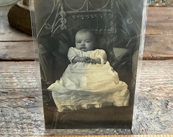 ¡Se ha identificado a un bebé de 4 meses de edad en Michigan! Fotografía postal antigua original de 1910 de la familia de Joseph B. Jackson de Wayland Township, condado de Allegan, Michigan.