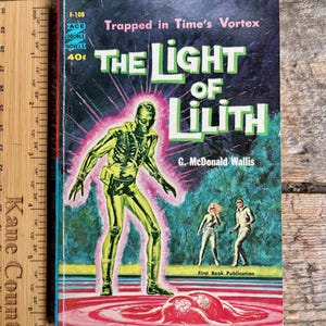 Może przedstawiać: Okładka książki w miękkiej oprawie w stylu vintage do "The Light of Lilith" autorstwa G. McDonald Wallis. Okładka przedstawia zieloną postać, dwie osoby i tekst tytułu. Książka to "Podwójna powieść" w cenie 40¢.