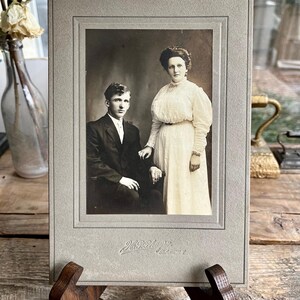 Carte de meuble d'atelier ancienne des années 1910 du couple identifié William et Elizabeth Buck ; estampillé H.P. Phayre Photography Studio, Auburn, New York