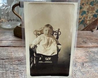 Superschattig uit 1915! Geïdentificeerde originele antieke afbeelding van Edna Adell Atkins uit Kent County, Michigan, zittend op een rieten stoel, met knooplaarzen aan, afkomstig uit de RPPC-collectie.