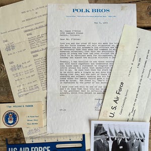 Lote de documentos y material efímero de la Fuerza Aérea de los EE. UU. de 1964; foto con el coronel Keller de la USAF y Sol Polk, fundador de Polk Brothers; carta firmada a mano