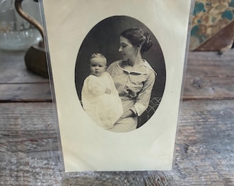 Wunderschöne Enkelin von texanischen Pionieren der 1840er Jahre und ihr Sohn! Originale antike RPPC von 1915 von Lula (Pivoto) Robinson aus Jefferson County, Texas.