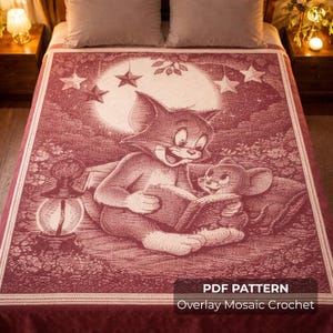 Könnte beinhalten: Burgunderfarbene und cremefarbene Häkeldecke mit Tom und Jerry, die unter einem Vollmond und Sternen ein Buch lesen. Die Decke hat ein detailliertes Mosaikdesign mit dem Text "PDF PATTERN Overlay Mosaic Crochet" am unteren Rand.