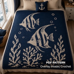 Op de afbeelding: Een donkerblauwe gehaakte deken met een lichtbeige patroon van twee maanvissen, koraal en bubbels. De tekst PDF PATTERN Overlay Mosaic Crochet staat rechtsonder. Een bijpassend donkerblauw kussen met een anker-afbeelding.