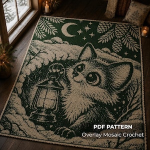 Può includere: Una coperta rettangolare all'uncinetto con un motivo verde scuro e crema. Il design raffigura un gatto che tiene una lanterna, circondato da rami di pino, pigne, una luna crescente e stelle. Il testo PDF PATTERN Overlay Mosaic Crochet è visibile.