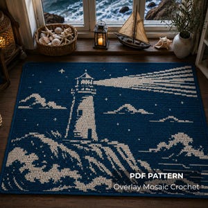 Könnte beinhalten: Ein rechteckiger Teppich mit dunkelblauem Hintergrund, einem weißen Leuchtturm-Motiv, brechenden Wellen und einem Lichtstrahl. Der Text "PDF PATTERN Overlay Mosaic Crochet" ist in Weiß in der unteren rechten Ecke des Teppichs aufgedruckt.