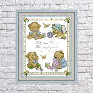 Puede incluir: Imagen bordada en punto de cruz en un marco azul claro. Muestra cuatro osos de peluche, mariposas y detalles florales. El texto dice "Nicholas Ethan, February 27, 2000, 3.5 kg".