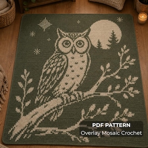 Op de afbeelding: Een groene en beige gehaakte deken met een uil op een tak, tegen een volle maan en dennenbomen. De vierkante deken heeft een getextureerde afwerking. De tekst "PDF PATTERN Overlay Mosaic Crochet" is zichtbaar onderaan.