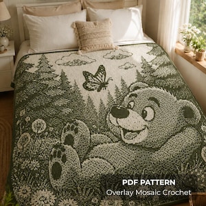Puede incluir: Una manta de ganchillo con una escena de bosque que muestra un oso grande tumbado en un campo de flores, una mariposa y pinos. El diseño es de color verde oscuro y crema. El texto en la imagen dice: PDF PATTERN Overlay Mosaic Crochet.