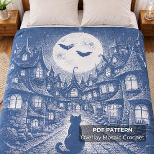 Könnte beinhalten: Blau-weiße Mosaik-Häkeldecke mit einer gruseligen Stadtszene mit Vollmond, Fledermäusen und einer Katzensilhouette. Die Decke hat ein detailliertes Design mit dem Text "PDF PATTERN Overlay Mosaic Crochet".