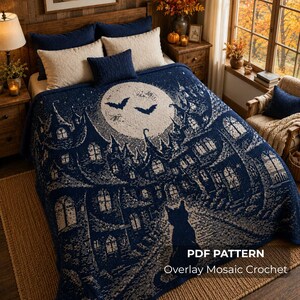 Pode incluir: Uma manta azul-escura e creme com um design de lua cheia, morcegos a voar, a silhueta de um gato e uma casa assombrada. A manta está estendida sobre uma cama com almofadas a condizer. O texto na imagem diz PDF PATTERN Overlay Mosaic Crochet.